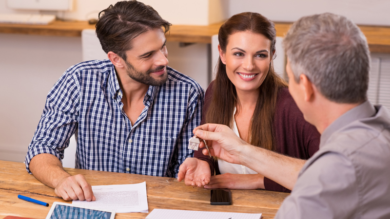 Casal assina contrato de arrendamento de casa